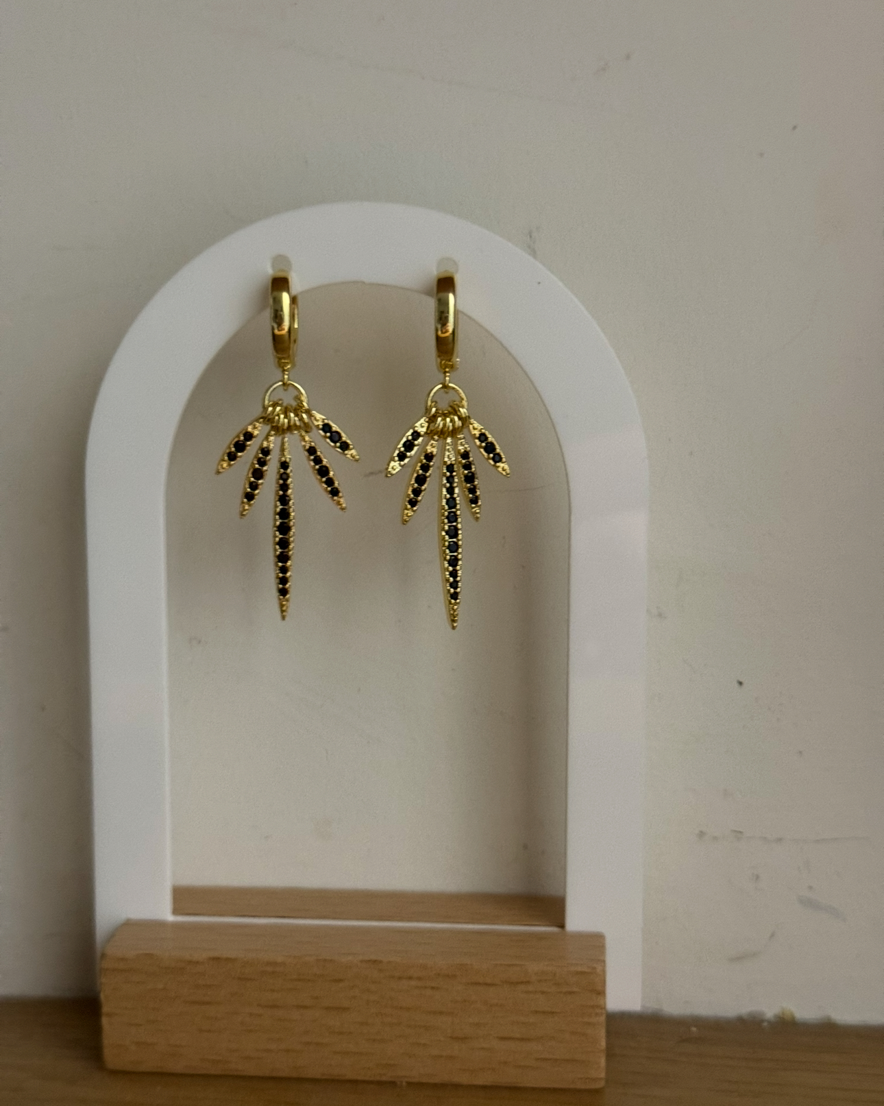 עגיל חישוק עץ תמר נירוסטה מצופה זהב. עמיד במים